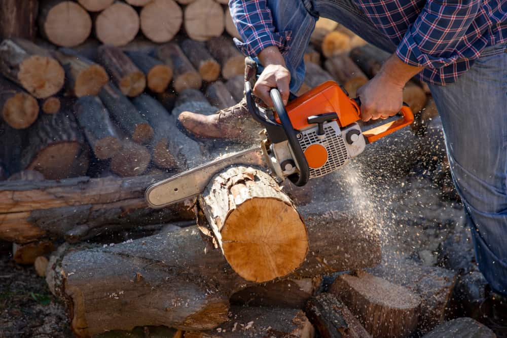 9 Tips to Use a Chainsaw Safely
